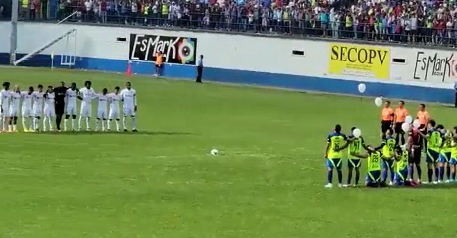 Jugadores de la liga hondureña realizan un minuto de silencio en memoria de las víctimas del Cuscatlán