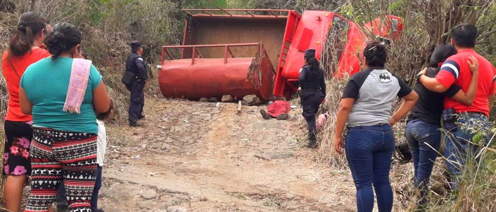 Conductor de pipa pierde la vida tras volcar en Ahuachapán
