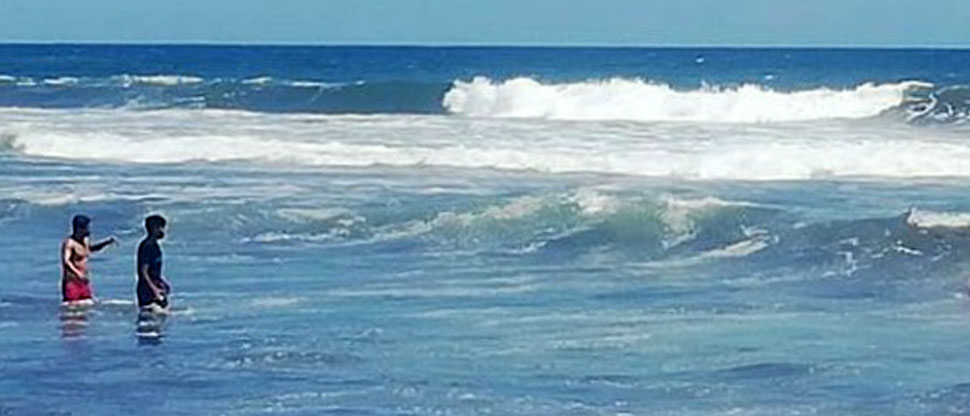 Guardavidas rescatan a dos menores en una playa de La Libertad
