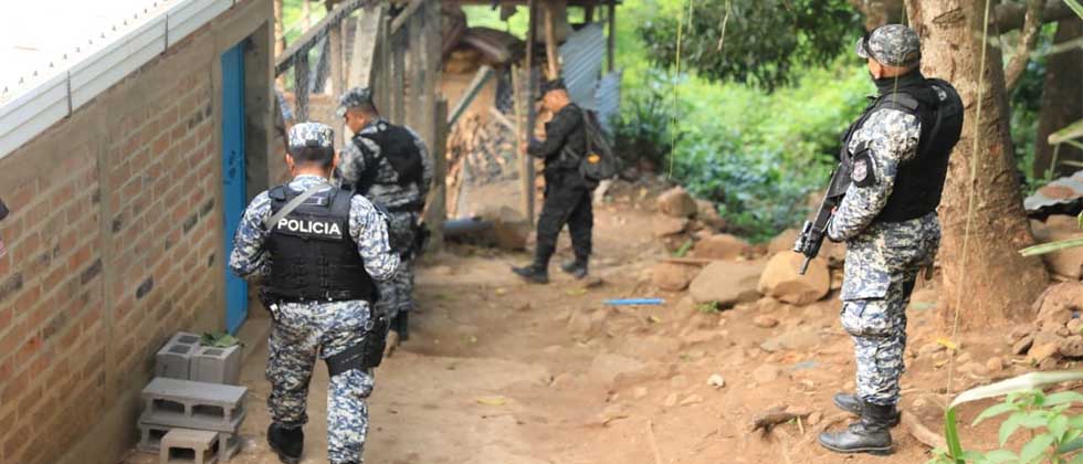 Agentes se desplazan en zonas rurales para capturar a todos los terroristas en Nueva Concepción, Chalatenango