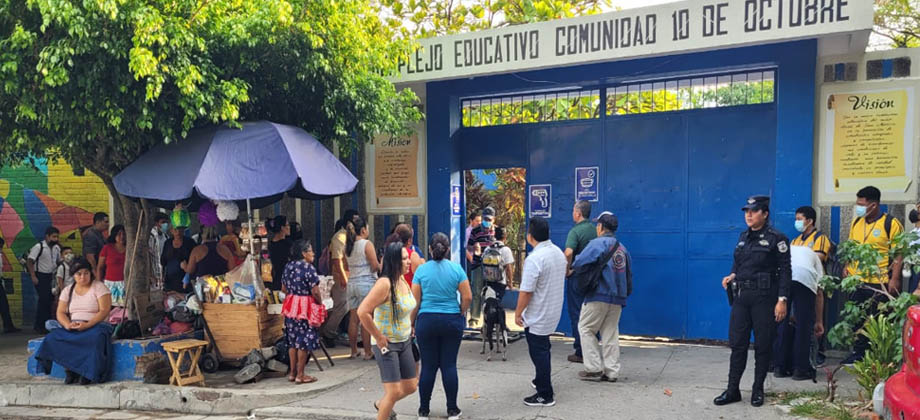 PNC brinda seguridad a  estudiantes de diferentes centros escolares