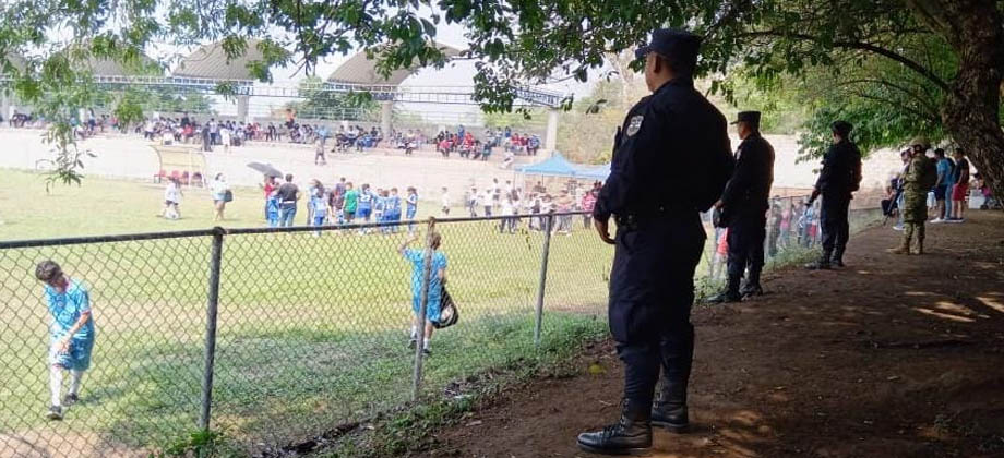 PNC brinda seguridad en centros educativos del país