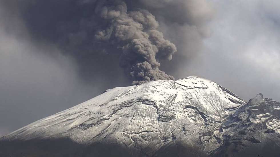 Aumenta la alerta por el volcán Popocatépetl en México: cierre de aeropuertos, clases suspendidas y nubes de ceniza