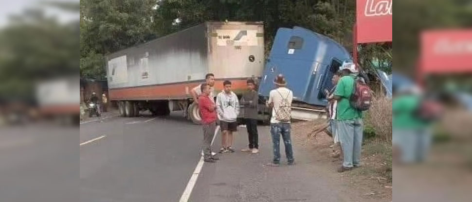 Por esquivarse un vehículo, trailero pierde el control y se accidenta en carretera a La Hachadura
