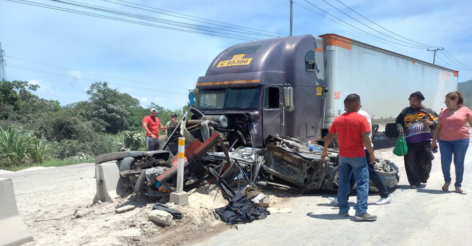 Rastra sin frenos provoca múltiple accidente en cercanías del redondel Itegración