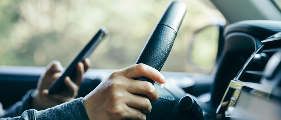 Multan a motorista por usar su celular mientras conducía