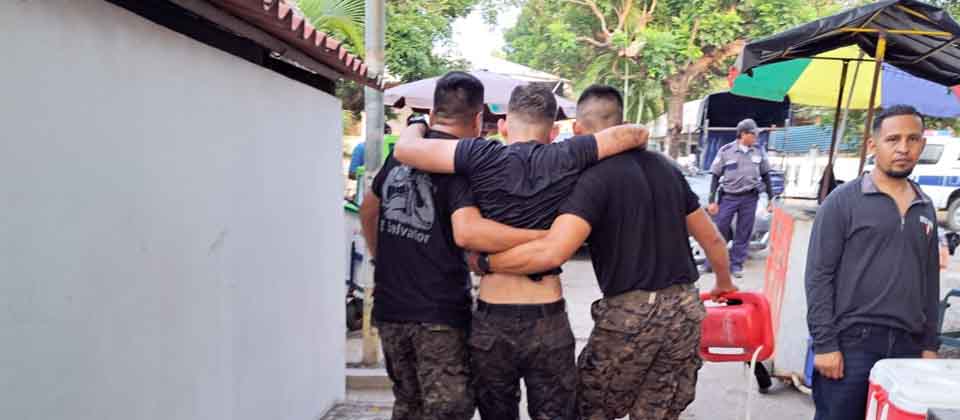 Soldados de la Marina rescatan a 3 salvadoreños que estaban por ahogarse
