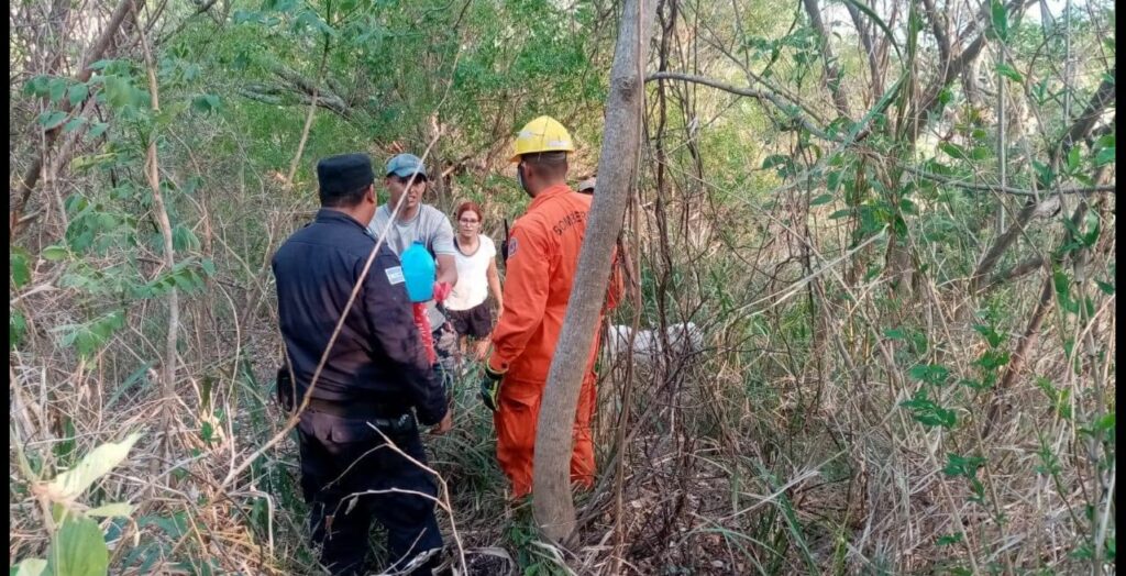 Rescatan a tres jóvenes que se perdieron haciendo senderismo cerca del lago de Ilopango