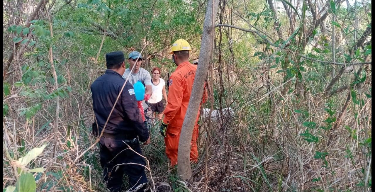 Rescatan a tres jóvenes que se perdieron haciendo senderismo cerca del lago de Ilopango