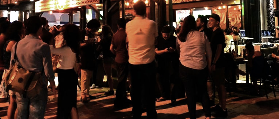 Empleados de restaurante que golpearon a un cliente seguirán bajo prisión  