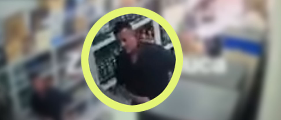 Captan momento cuando un hombre hurta una botella de tequila dentro de un negocio