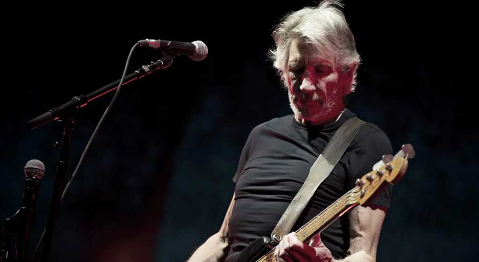 Roger Waters, ex Pink Floyd, es investigando por usar vestimenta nazi