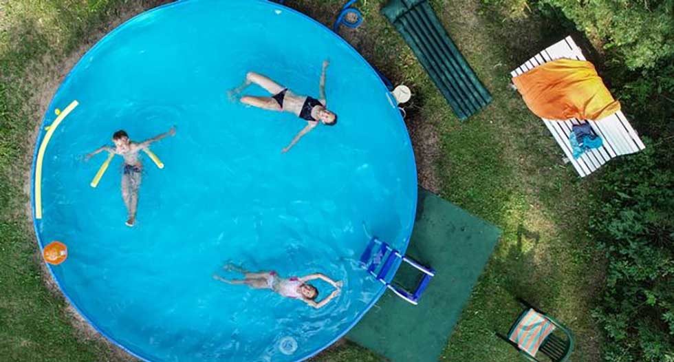 Gobierno de Francia prohíbe la venta de piscinas, regar y lavar autos