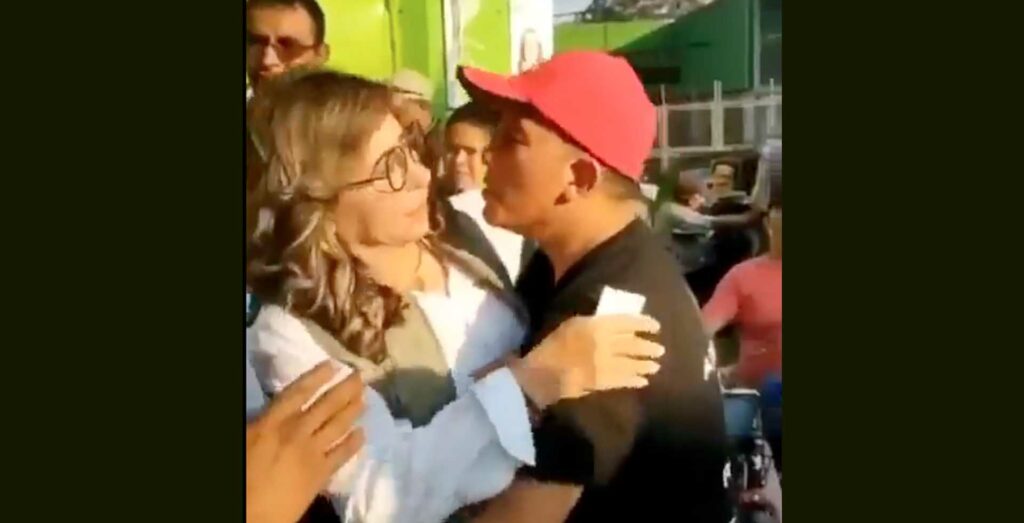 Durante un mitin, un “bolito” intentó besar a la fuerza a candidata presidencial de Guatemala  