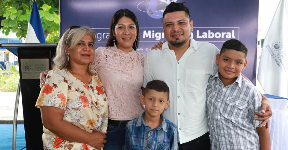 Anuncian salida del sexto continente de trabajadores salvadoreños a Canadá  