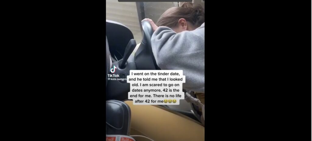 Mujer de 42 años quedó destrozada luego de una cita de Tinder: «Dijo que parezco mayor»
