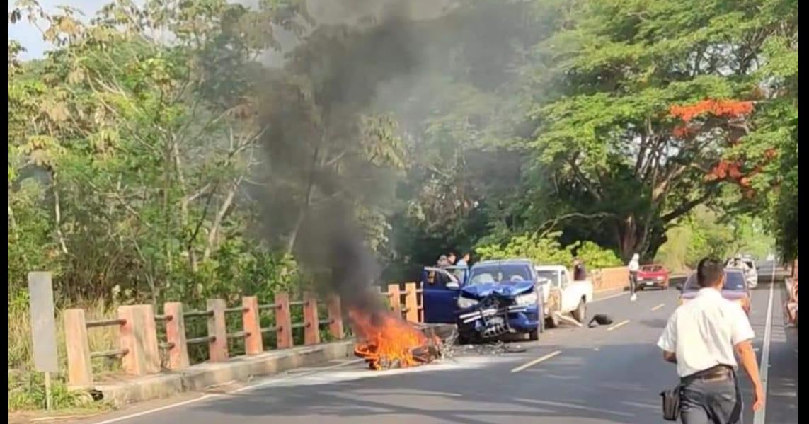 Conductor pierde la vida en triple accidente: Su moto se incendió tras ser arrastrada por varios metros