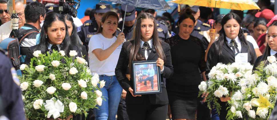 Despiden con honores a héroe policial atacado por pandilleros