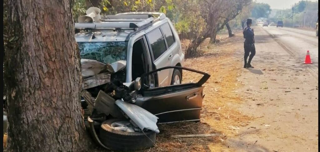 Tres personas se accidentan fuertemente al salirse de la carretera Litoral