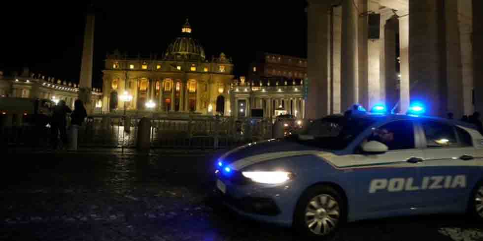 Conductor atraviesa puerta del Vaticano