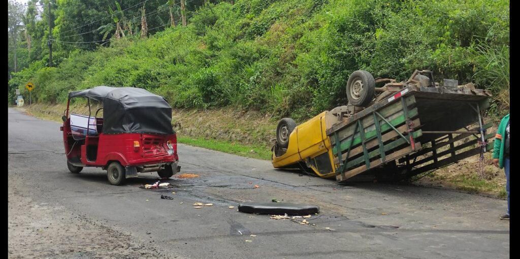 Conductor vuelca tras chocar con una mototaxi en Tonacatepeque