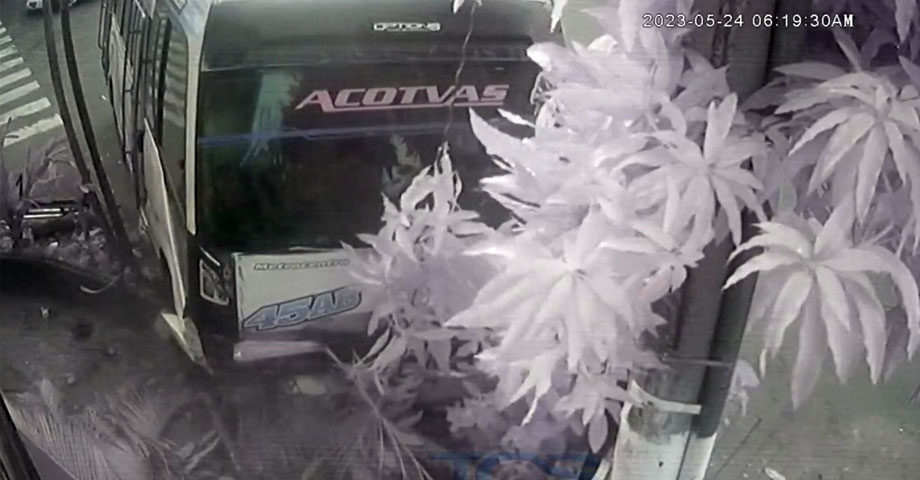 Cámara de seguridad capta el momento en que ocurre grave accidente en San Salvador