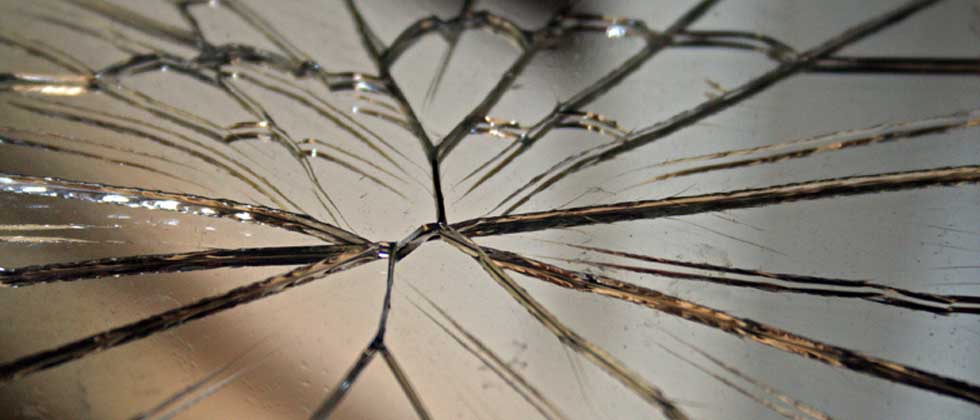 Alerta por riesgo de lesiones por espejos de pared