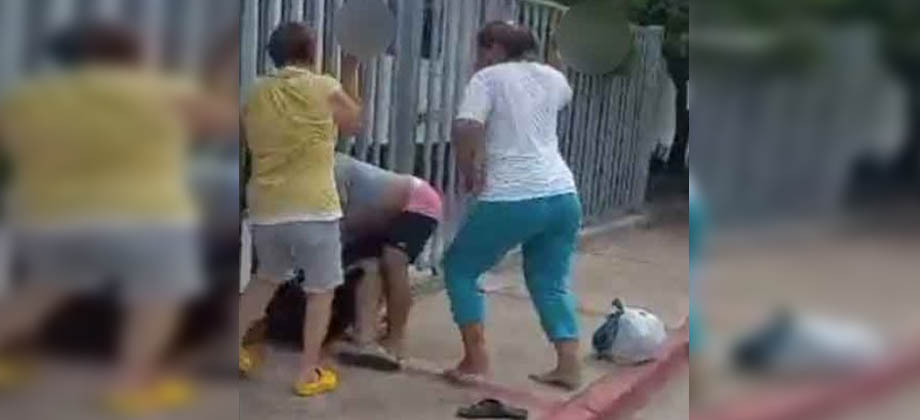 Mujeres agarran a machetazos a un hombre en Colombia