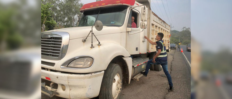 Multan a camioneros por no tener licencia de conducir