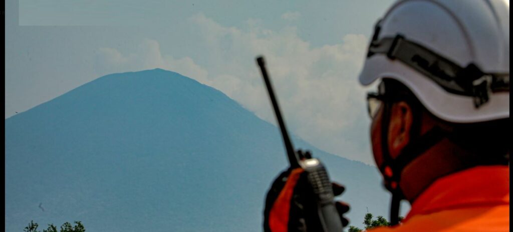 Mantienen monitoreo preventivo en municipios cercanos al volcán Chaparrastique ante emanación de gases y ceniza