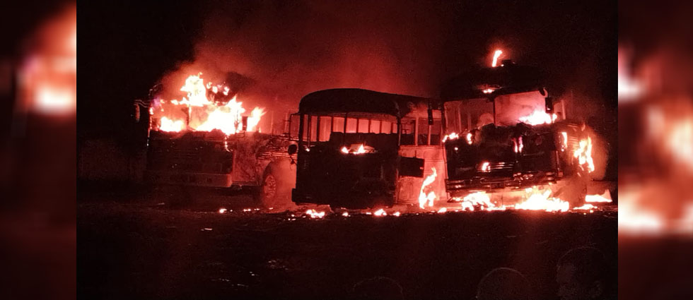 Incendio consume tres autobuses interdepartamentales en Santa Ana