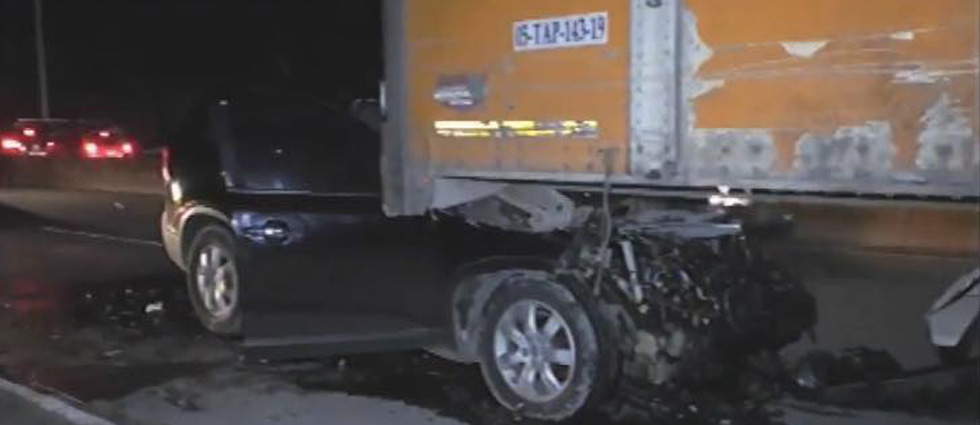 Cuatro lesionados tras choque de una camioneta contra una rastra