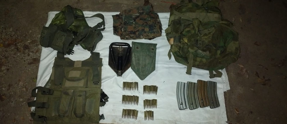 Militares hallan cartuchos de arma de fuego y cargadores para fusil M-16 durante un patrullaje preventivo