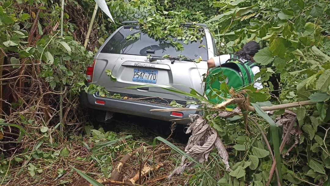 Vehículo cae en un barranco en carretera a Santa Ana