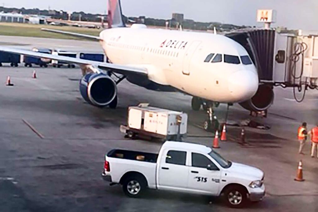 Trabajador de aeropuerto de EEUU pierde la vida al ser succionado por la turbina de un avión
