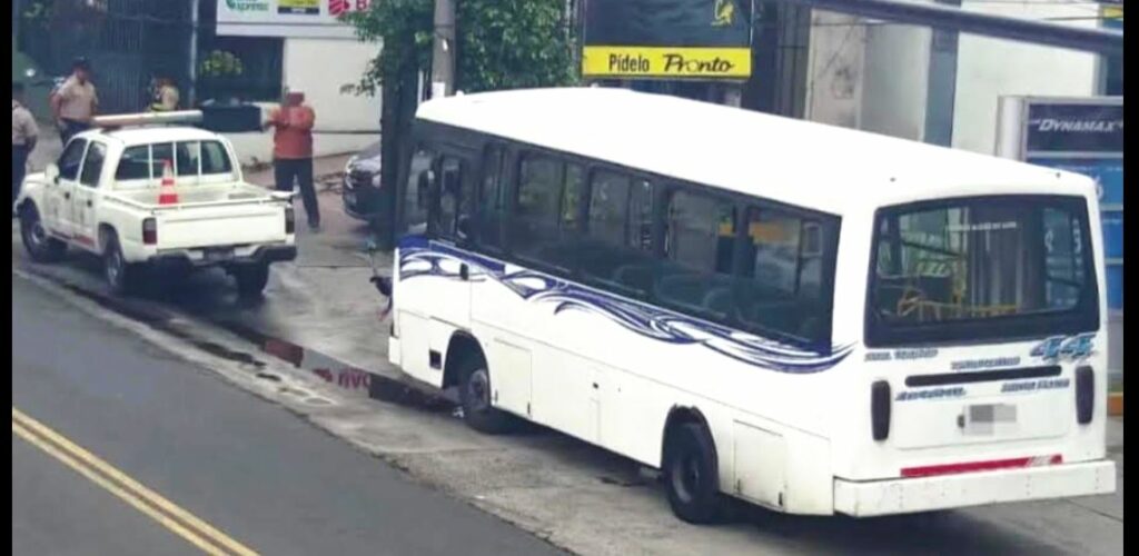 Motorista que provocó la caída de pasajero en Antiguo Cuscatlán llega a un acuerdo económico con la víctima