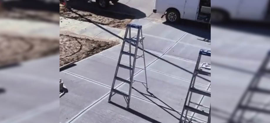 Captan en video a escalera moviéndose sola al aire libre