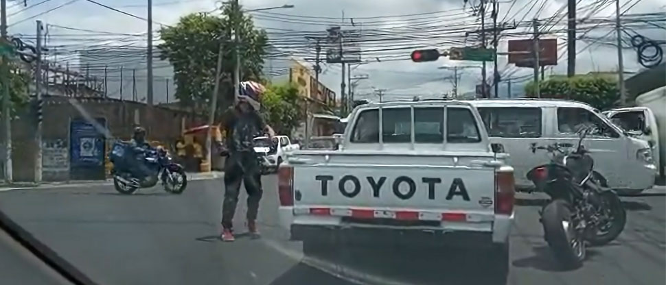 Intolerancia: Motociclista furioso patea carro tras una pelea en la 29 calle poniente