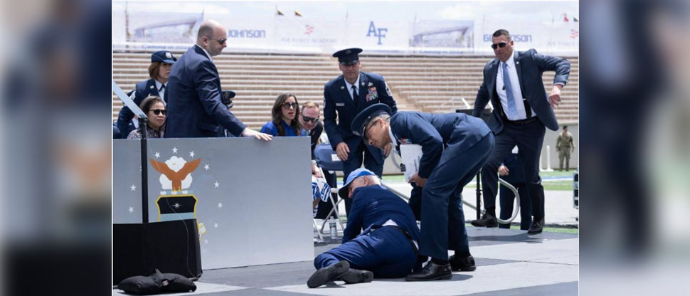 Critican a Joe Biden tras caerse estrepitosamente durante entrega de diplomas