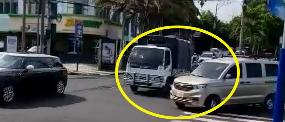 Graban momento cuando camioneta casi provoca accidente por hacer giro prohibido 