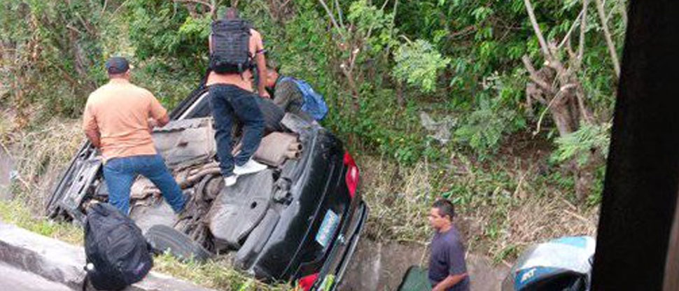 Particulares luchan por rescatar a víctimas de aparatoso accidente en carretera a Santa Ana