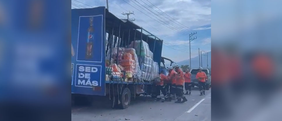 Una persona queda atrapada en camión repartidor de bebidas tras chocar contra pick up