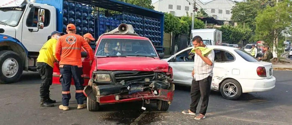 Tres lesionados es el saldo de fuerte choque entre pick up y carro cerca de La Tiendona