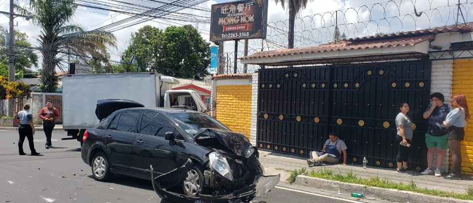 Camión se estrella contra restaurante tras ser impactado por carro que no respetó un alto