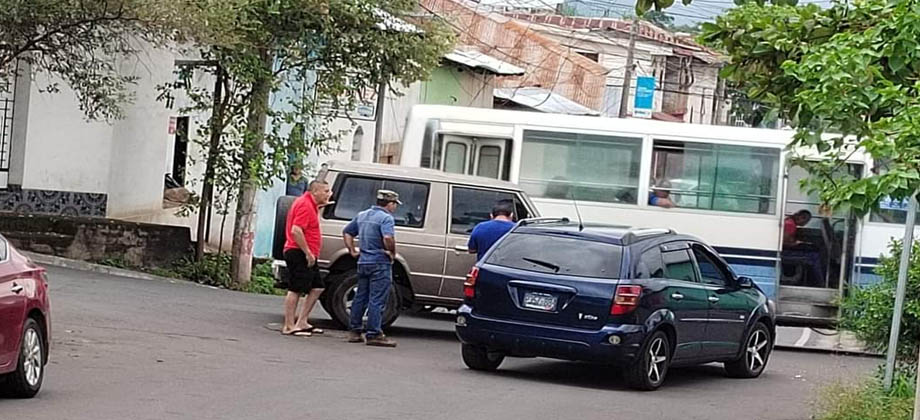 Microbusero no respetó señal de alto y chocó contra un vehículo en Usulután