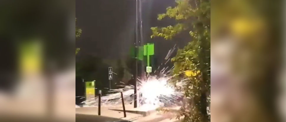 Manifestantes en Francia cortan un poste y le cae encima a sus mismos compañeros