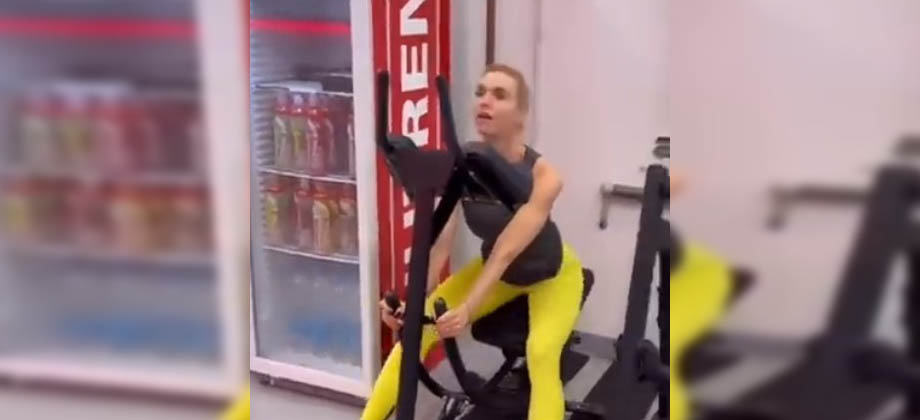 Mujer sorprende con peculiar forma de ejercitarse