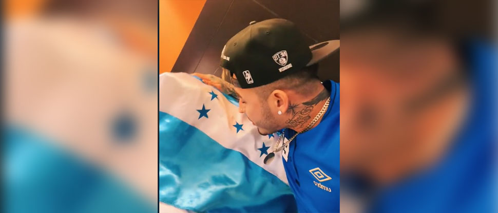El Ricky agradece a los hondureños su apoyo, besa su bandera y dice que “al rato” se naturaliza catracho