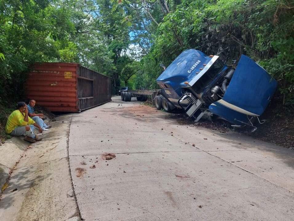 Reportan rastra volcada y calle cerrada hacia Huizúcar