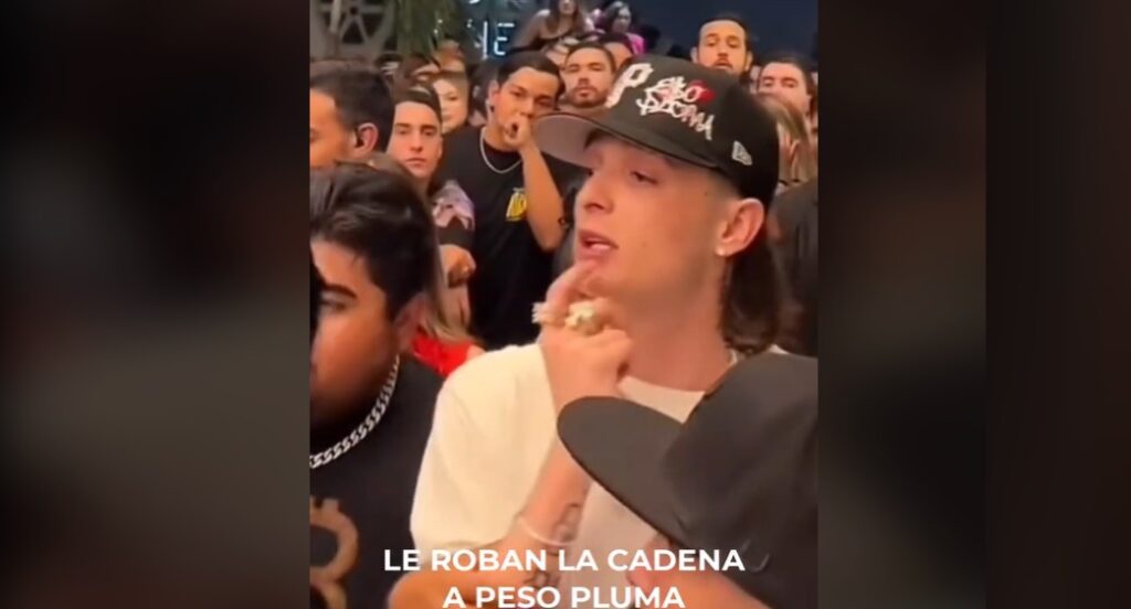 Roban una cadena a Peso Pluma y este reacciona preocupado: Intenta ubicar al ladrón (VIDEO)
